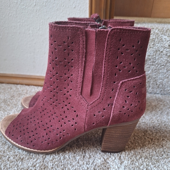 Toms Majorca Burgundy Peep Toe Suede Zip Up Heeled Booties Womens size 6.5 - Picture 2 of 8